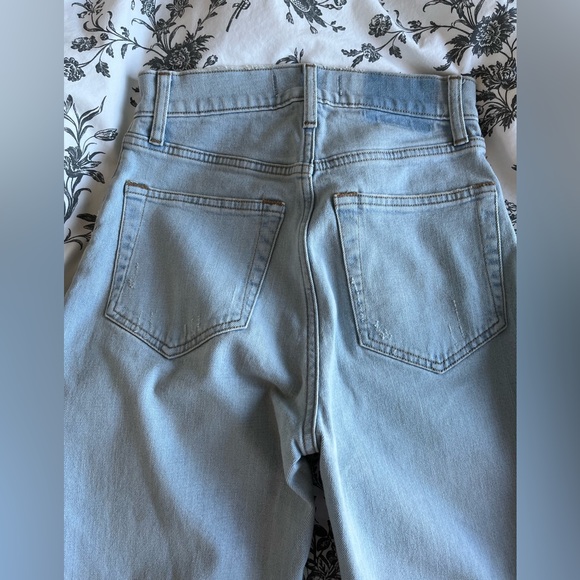 Abercrombie & Fitch Ultra High Rise Ankle Straight Jean - Picture 3 of 9